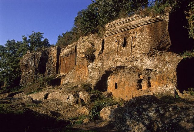 La necropoli di Castel D'Asso e il Museo di Rocca Albornoz (VT) 