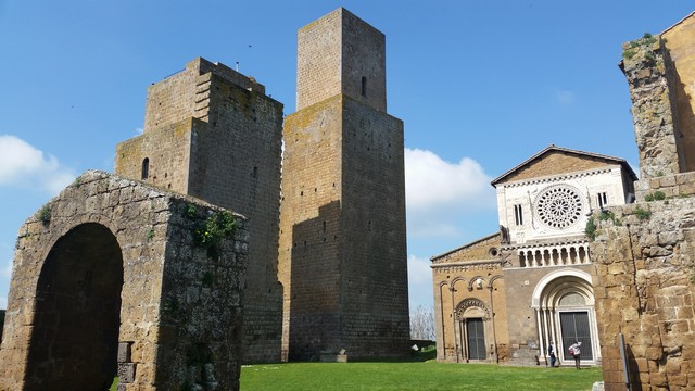 Tuscania  (VT): il centro storico tra mura, torri e basiliche